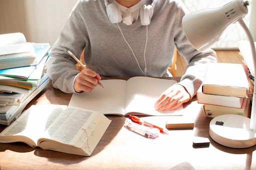 A learner studying Japanese for JLPT N5